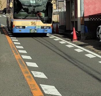「運転手さんスピードを落としてくれませんか？」バスが表通りを走ると地震が起こります！