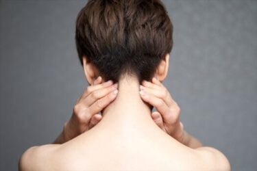 首の痛みの原因を解消するために今すぐできる3つの簡単な方法とは？